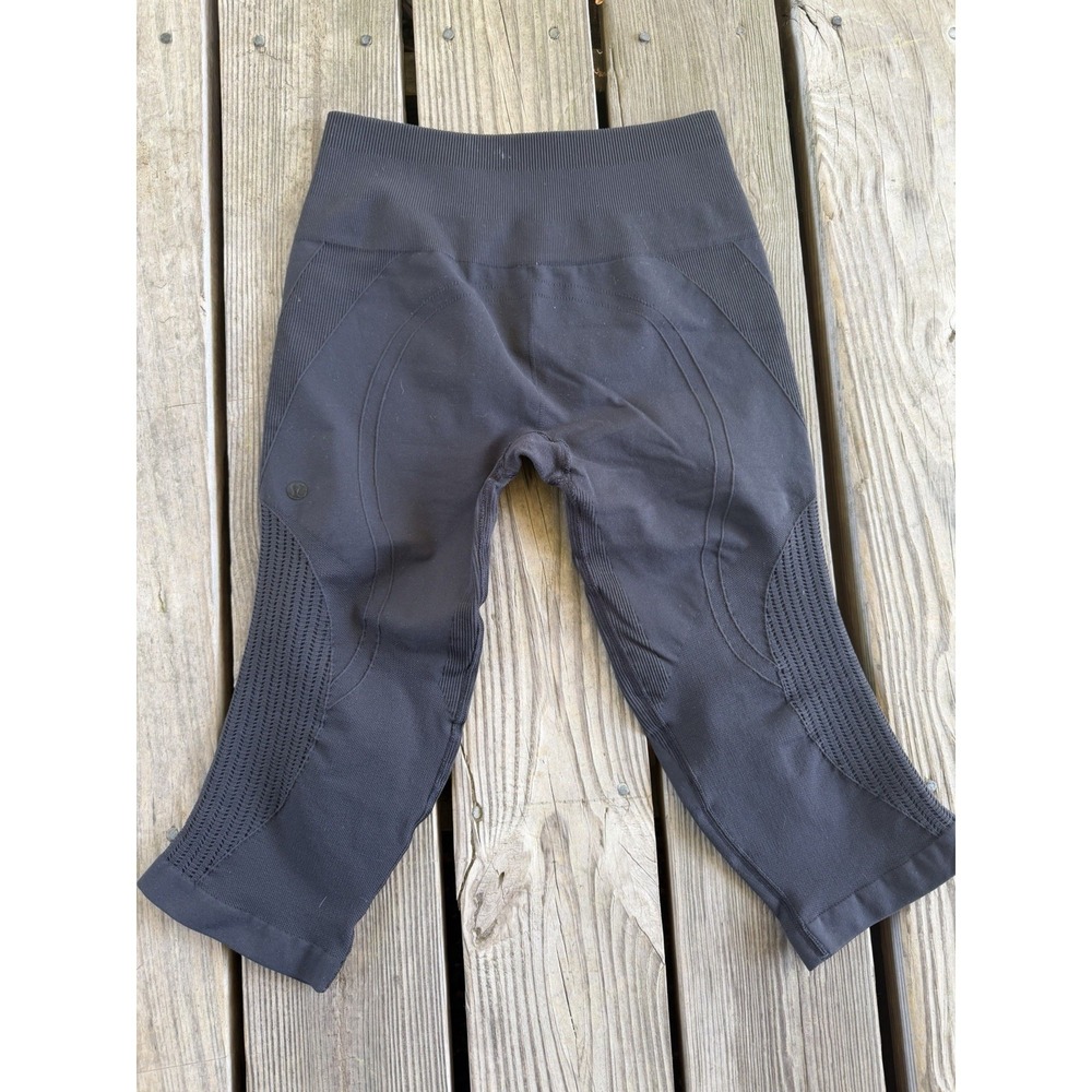 Lululemon Zone In Crop Capri Black Leggings sz 6